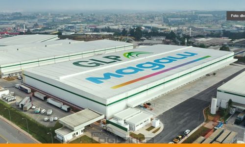 imagem aérea de um galpão logístico com o logo da GLP e Magalu no teto