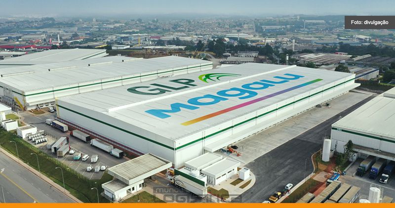 imagem aérea de um galpão logístico com o logo da GLP e Magalu no teto