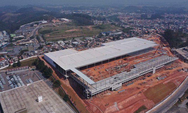 imagem aérea de um galpão em construção