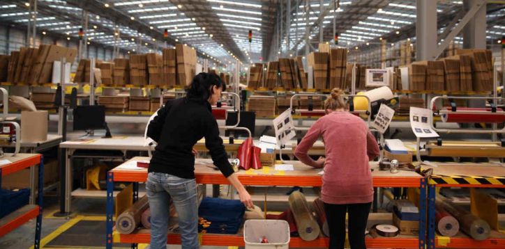 Imagem de um galpão de comércio eletrônico com duas mulheres trabalhando