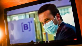 Imagem de um homem com máscara de proteção no rosto na B3