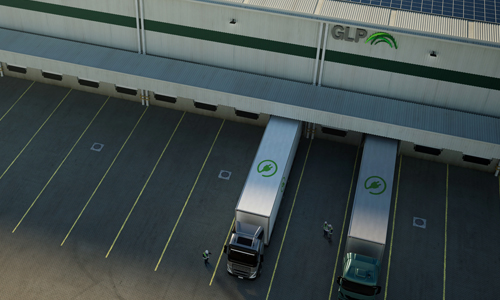 Imagem aérea da área de docas de um galpão GLP com dois caminhões estacionados