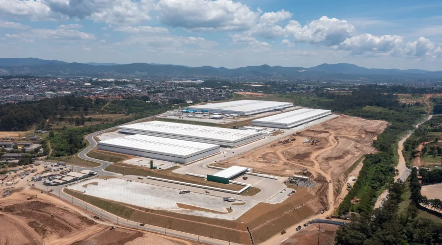 Imagem aérea de um galpão GLP com áreas em construção ao redor