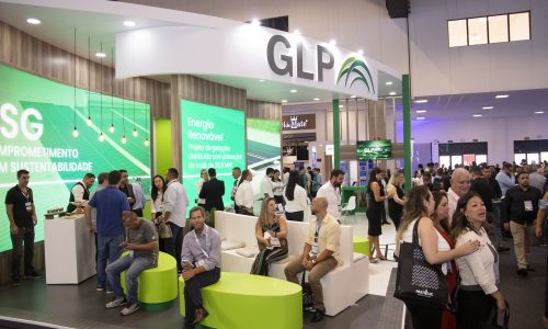Imagem do estande da GLP Brasil na Intermodal South America 2024 com visitantes